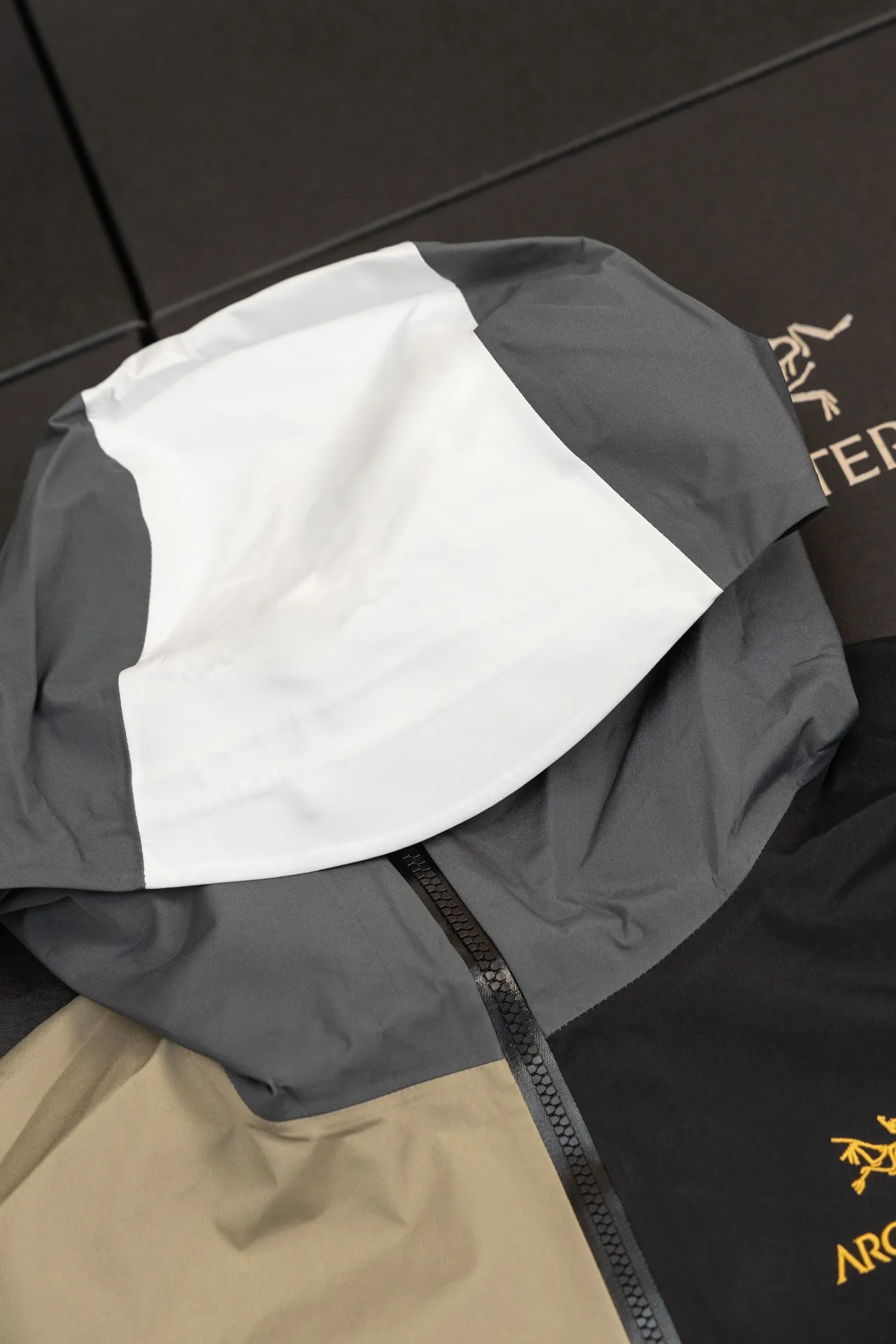 ARC‘TERYX x beams Beta Series-、 Factory TNF ； zp ； 21777 ～ zp Logo ； ； BETA： 。 LT ： ， Wear-Resistant。 GORE-TEX： 、 、Breathable Ykk ； COLOR: SIZE：S M L XL S ： 72 116 60 48 M ： 74 118 62 50 L ： 76 122 64 52 XL ： 78 126 66 54